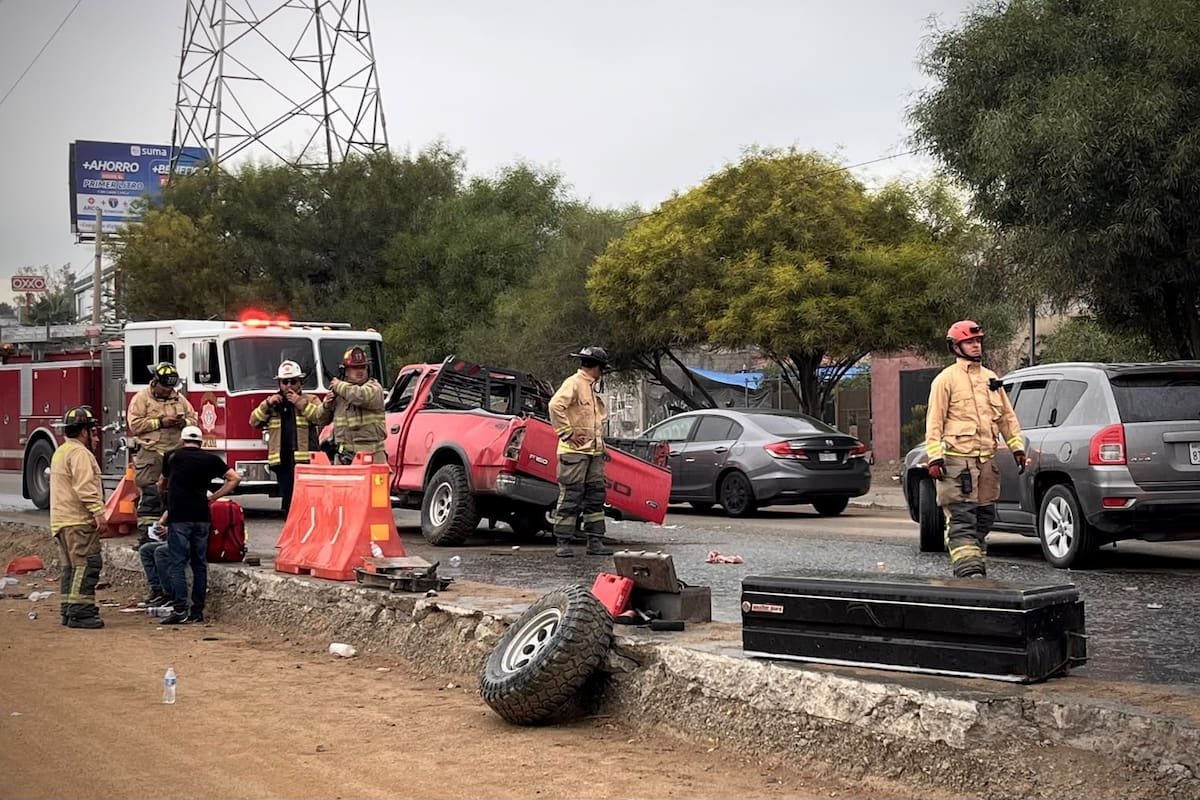 Vuelca pick-up en el Bulevar 2000 y provoca congestionamiento