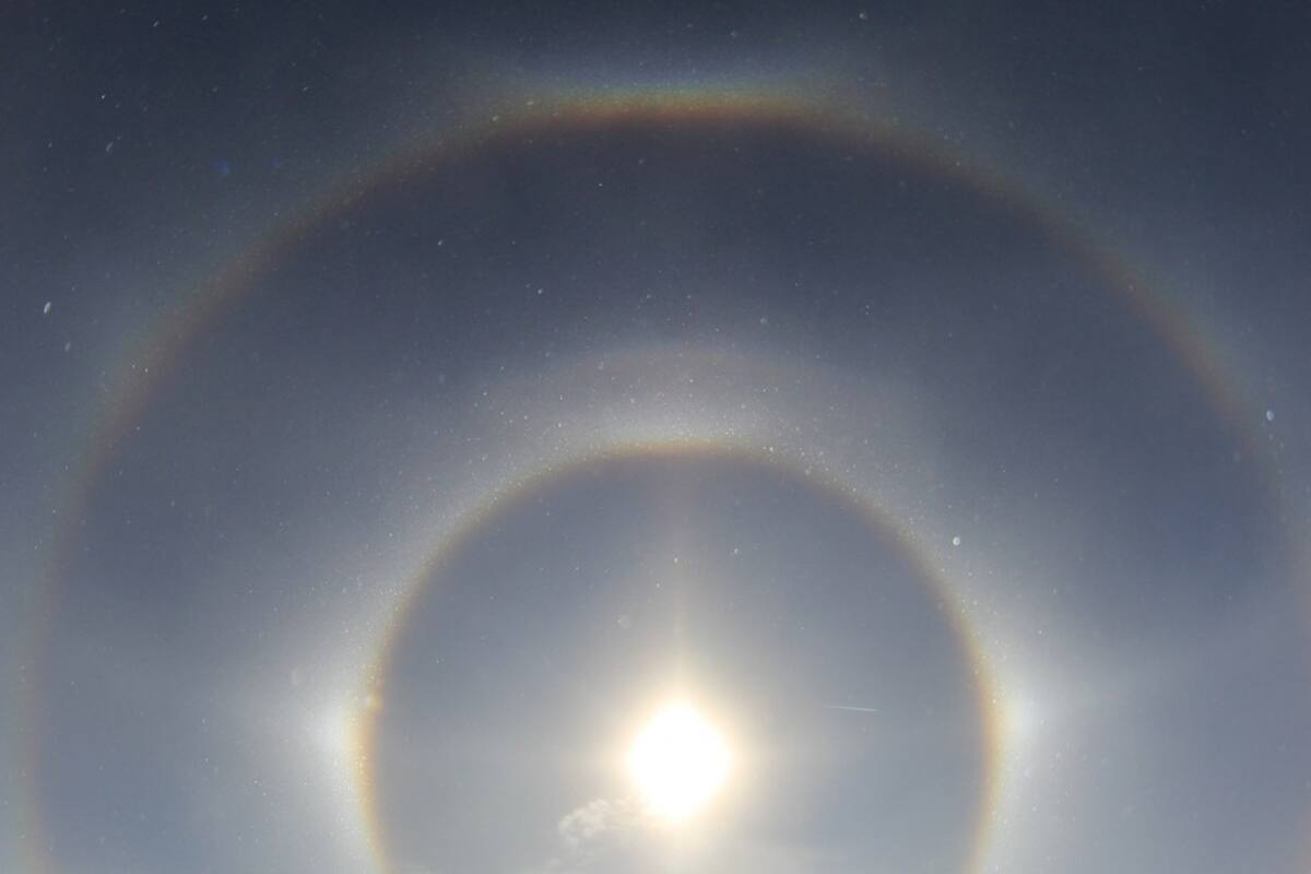 Tres soles ilumina el cielo de una ciudad china