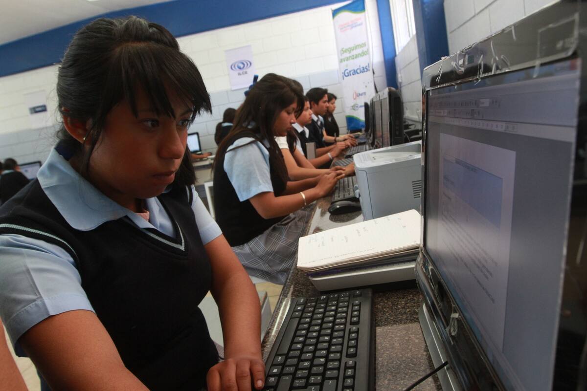 Imjuv apoyó en 2023 a 28 mil estudiantes con entrega de equipo