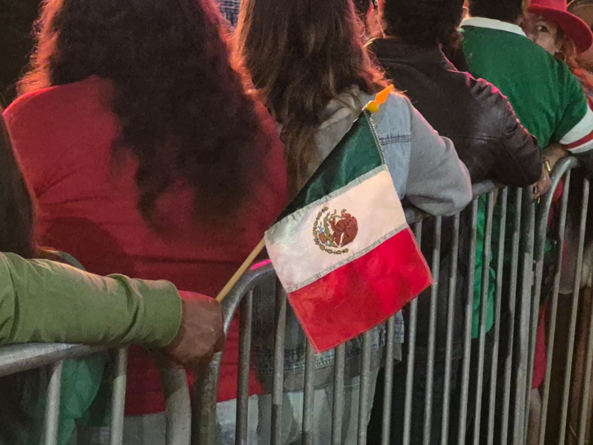 El Grito de Independencia reunió a familias tijuanenses frente al Palacio Municipal para conmemorar una de las principales celebraciones patrias de México. Foto: Michelle Castillo