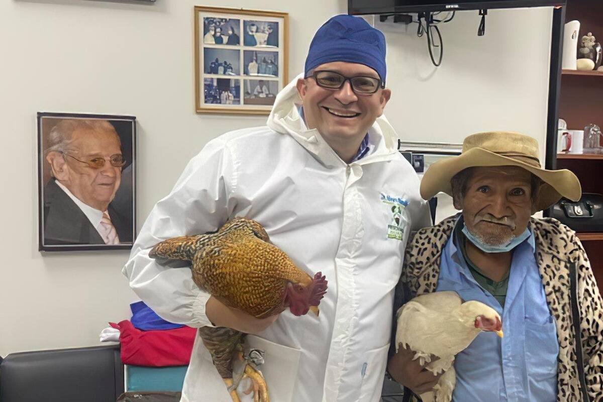 Adulto mayor en Bolivia 'paga' su operación con dos gallinas; médico agradece el noble gesto