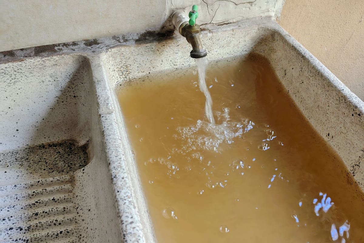 Reportan agua “chocolatosa” en colonias del sureste de Cajeme