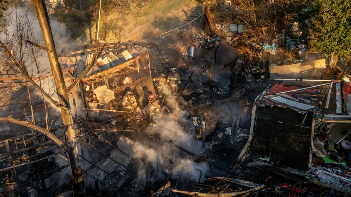 Un incendio de gran intensidad destruyó dos casas en Llamas Amaya; no hubo personas lesionadas. Foto: Border Zoom