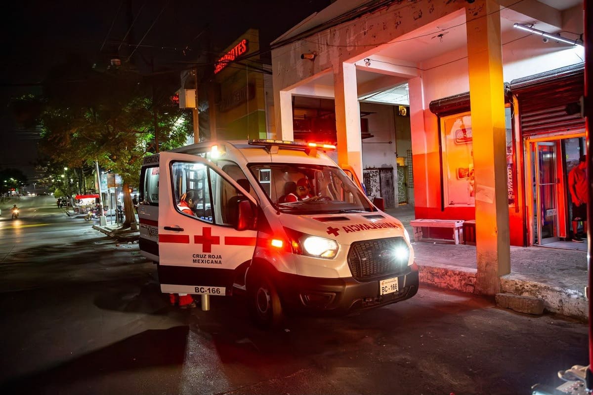 Paramédicos de la Cruz Roja y Bomberos atendieron a un hombre que sufrió una presunta sobredosis dentro de una tienda de abarrotes en la Zona Centro.
Fotos: Arturo Rosales/ Boder Zoom.