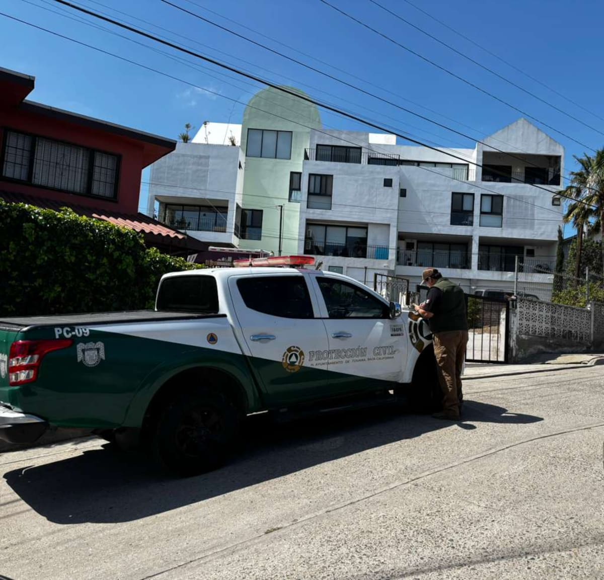 Vecinos urgen frenar obra cercana tras detectar grietas; autoridades evalúan daños y posible suspensión temporal de trabajos. Foto: Lorena Salinas