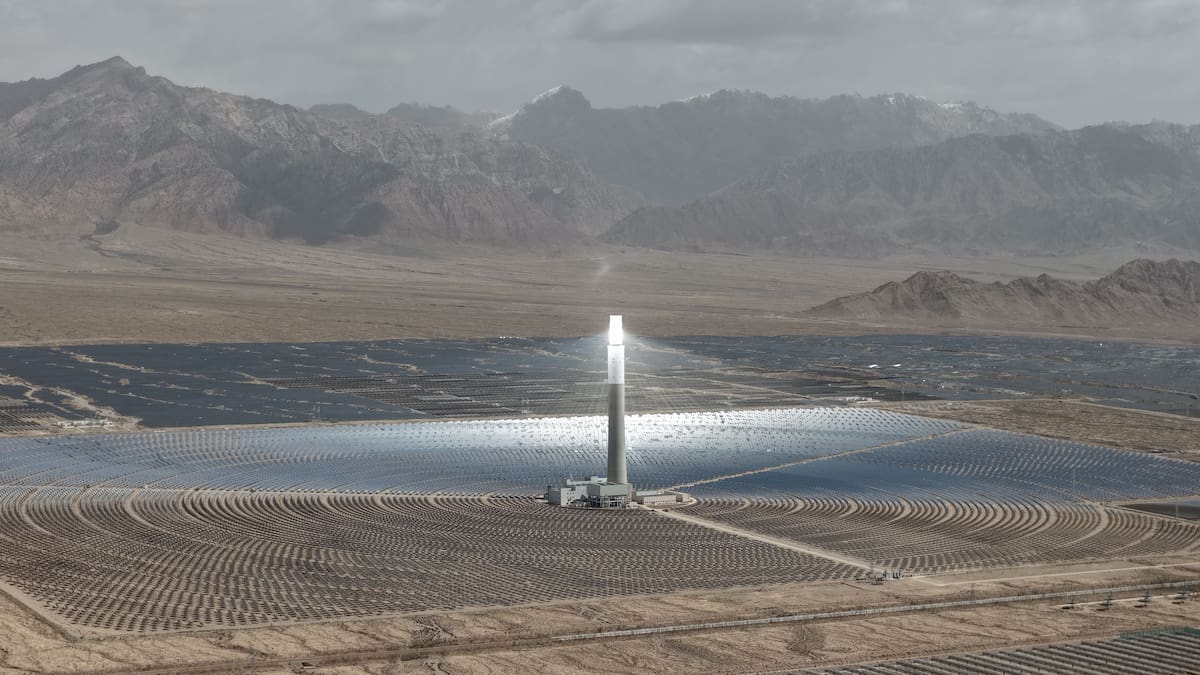 Los espejos concentran la luz solar hacia una torre para almacenar el calor y producir electricidad durante varias horas. Foto: Pexels