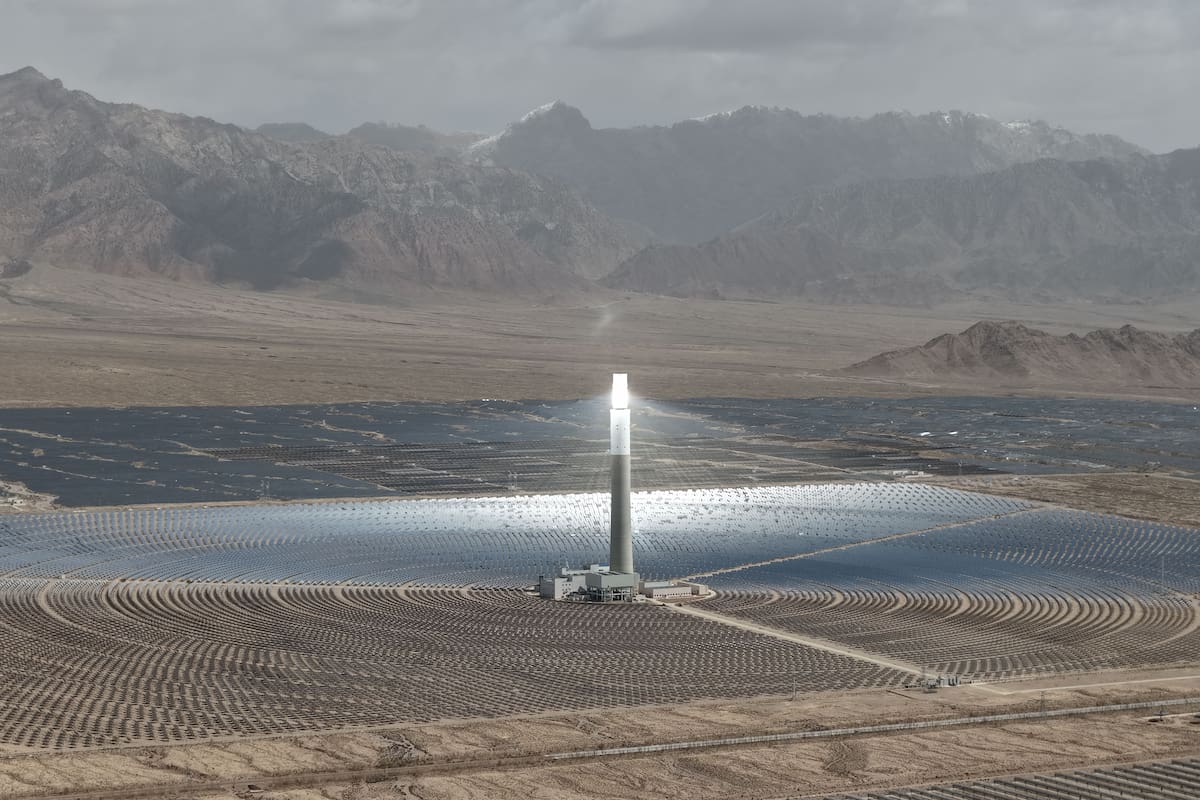 A más de 4 mil metros de altura, China construyó una planta termosolar con 15,927 espejos que concentran el Sol en una torre y almacenan el calor para generar electricidad incluso después del atardecer