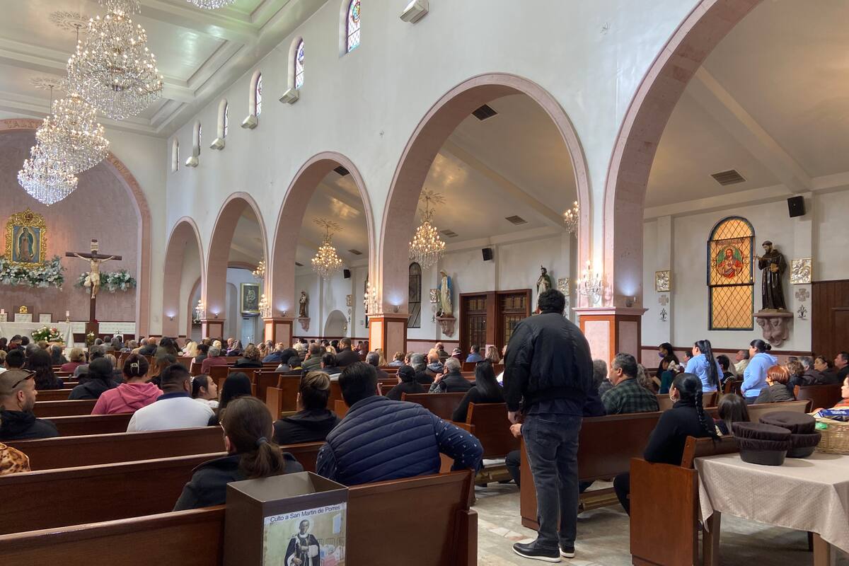 Asisten decenas de feligreses a la Catedral por el Día de la Candelaria