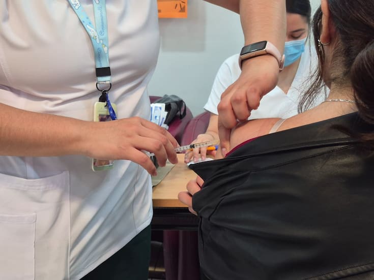 Estudiantes de Unison reciben dosis de refuerzo contra el sarampión ante aumento de contagios