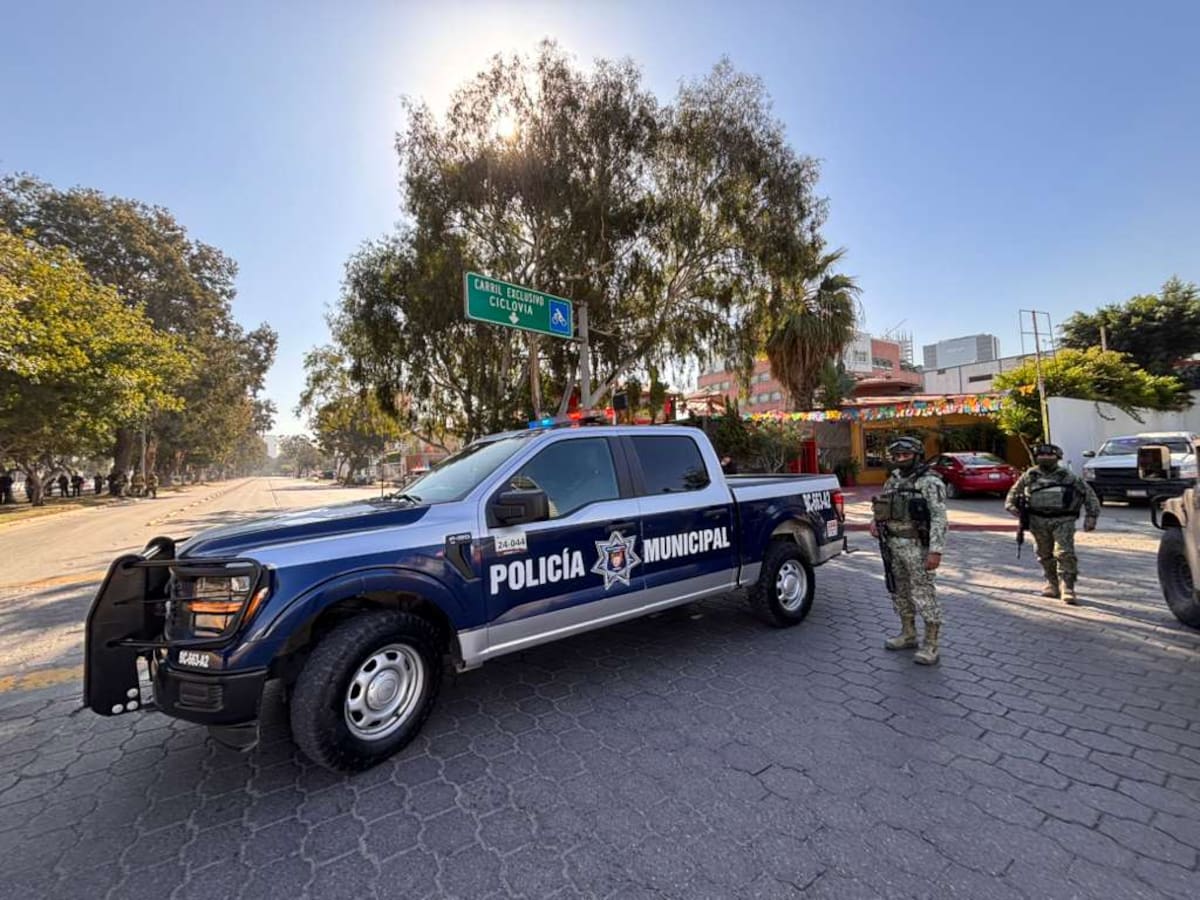 La vialidad fue cerrada en todos los sentidos mientras bomberos y Protección Civil se hacían cargo de descartar riesgos. Foto: Border Zoom