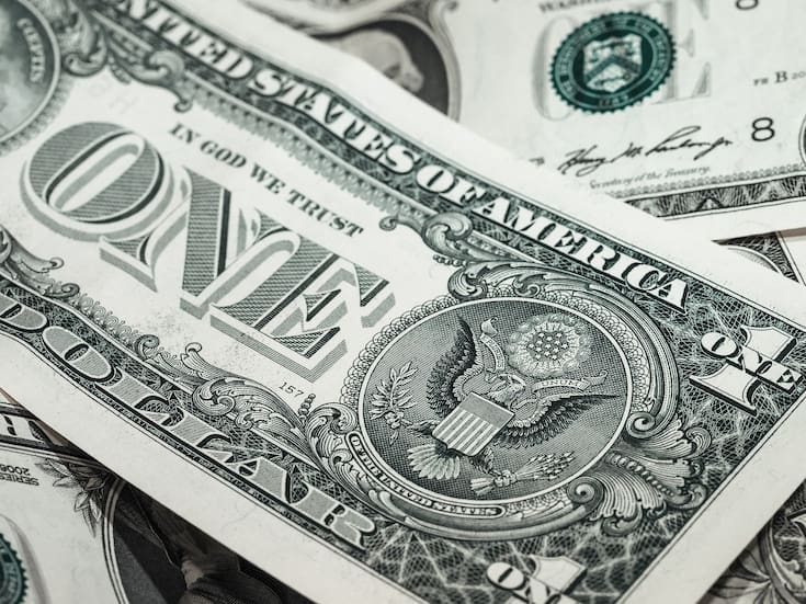 Cierra dólar la semana en $17.89