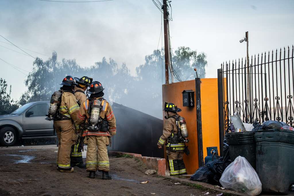 Un boiler provocó un incendio; bomberos rescataron a un hombre atrapado sin requerir hospitalización. Foto: Border Zoom