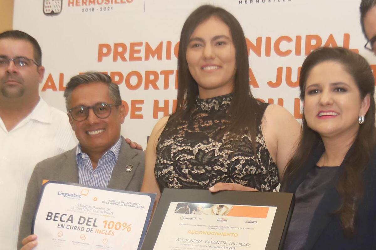 Recibe Alejandra el Premio Municipal