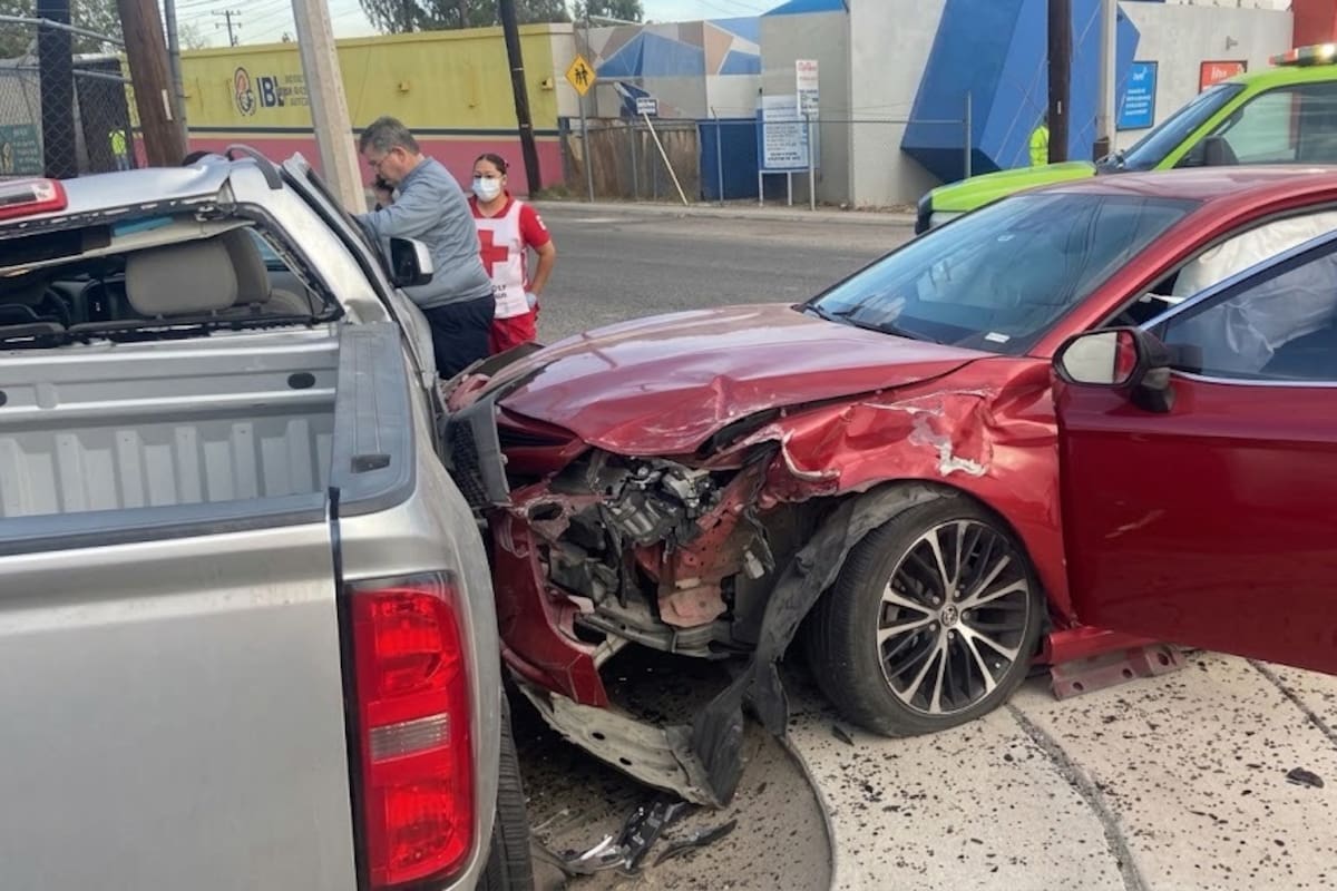 Invasión de carril provoca choque y volcadura en el Periférico Gómez Morin