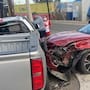Invasión de carril provoca choque y volcadura en el Periférico Gómez Morin