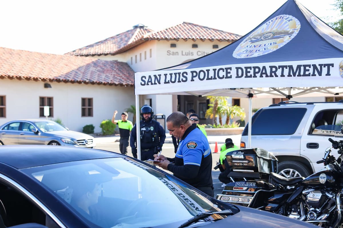 Policías de San Luis regalaron y revisaron sillas de auto para niños durante jornada de seguridad y concientización