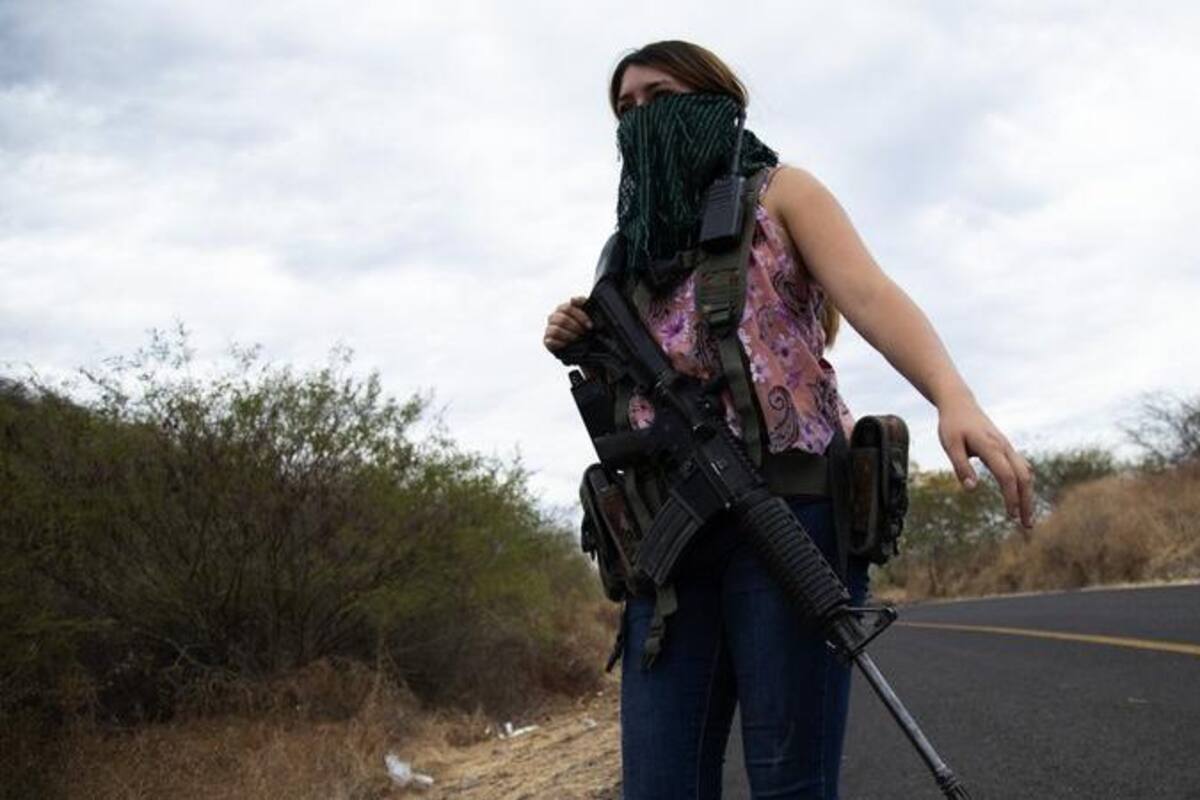 Mujeres toman armas y se unen a autodefensas en México
