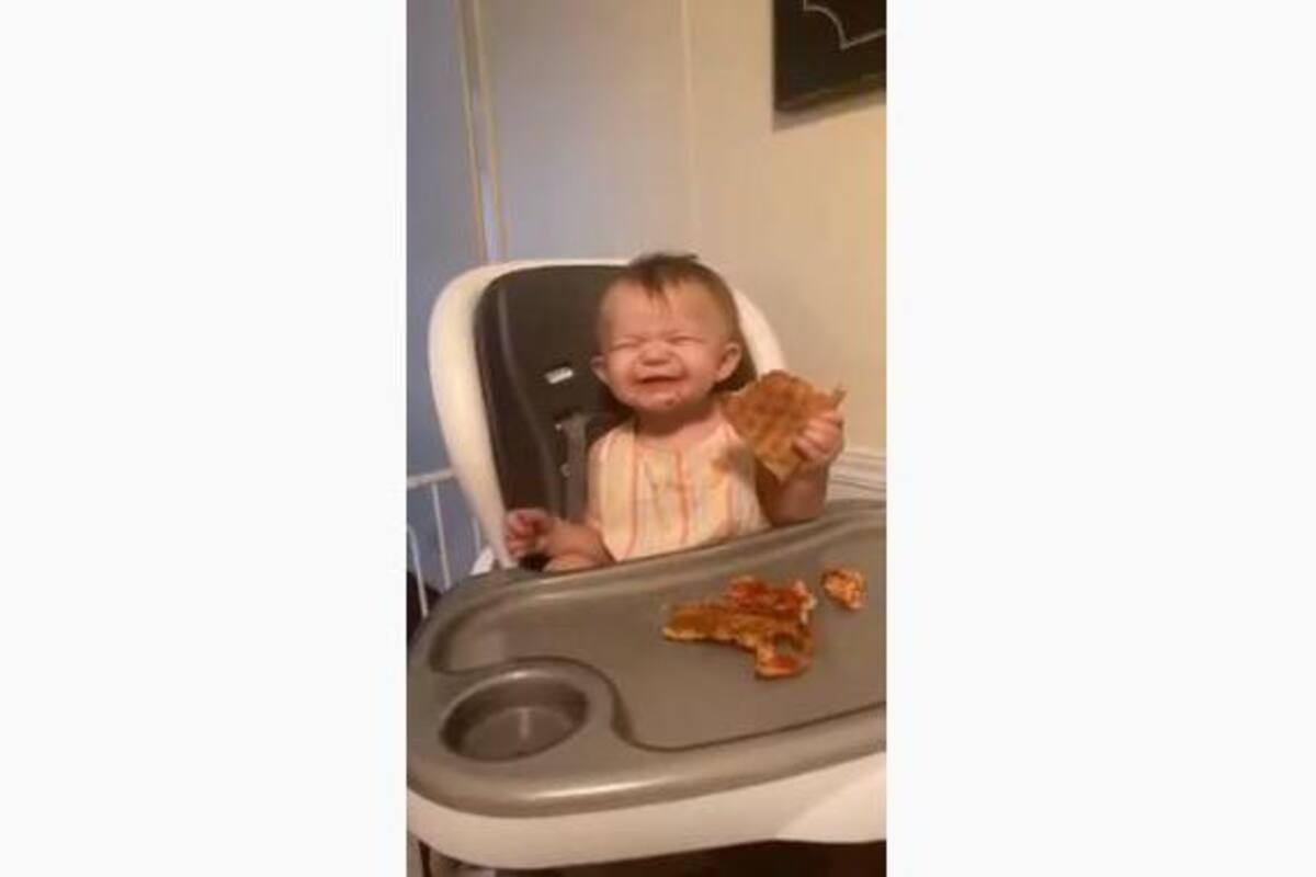 VIDEO: Niña come pizza por primera vez