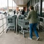 Psicólogos explican que devolver el carrito del supermercado puede reflejar empatía, responsabilidad colectiva y capacidad de actuar sin esperar una recompensa
