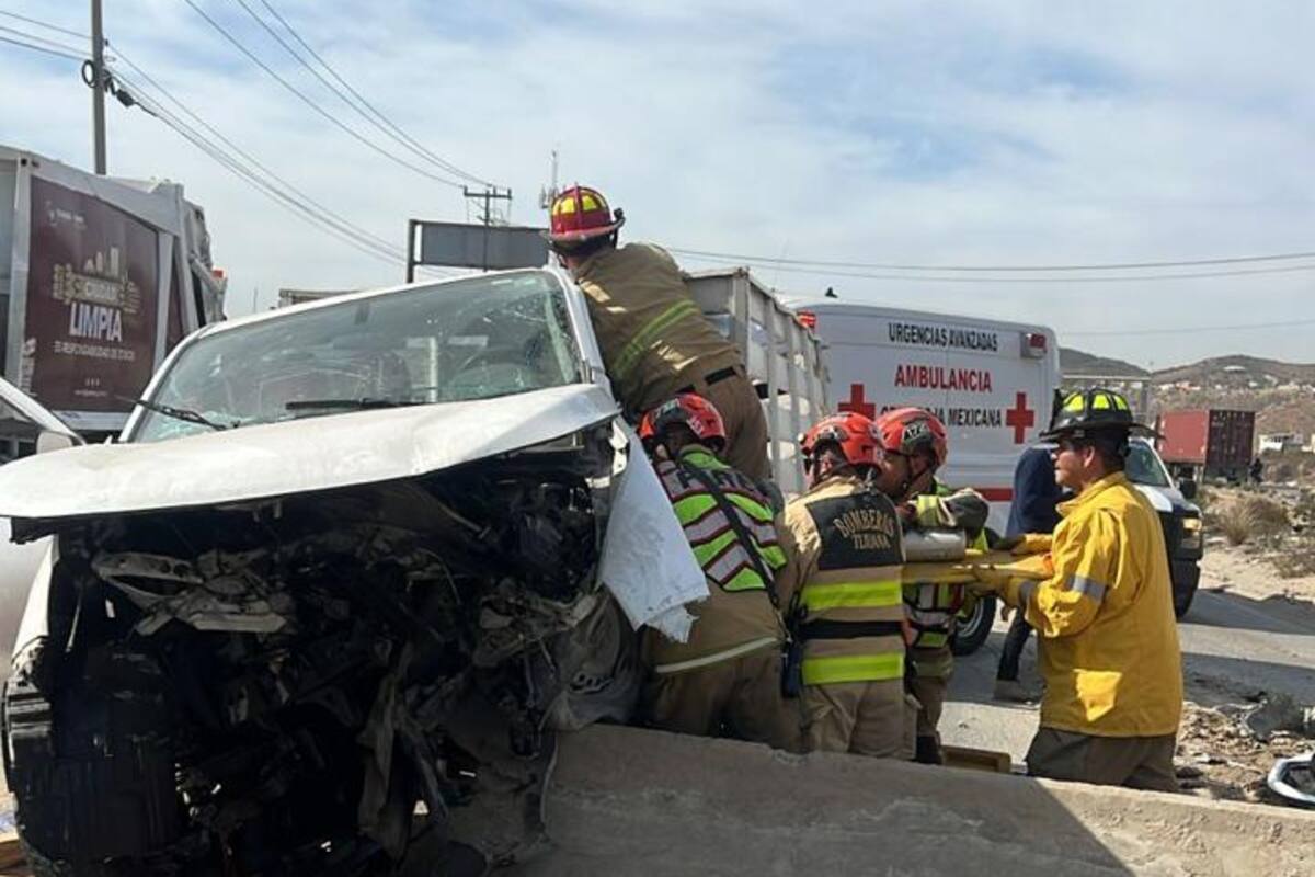 Conductor queda prensado tras impactar muro en el Bulevar 2000