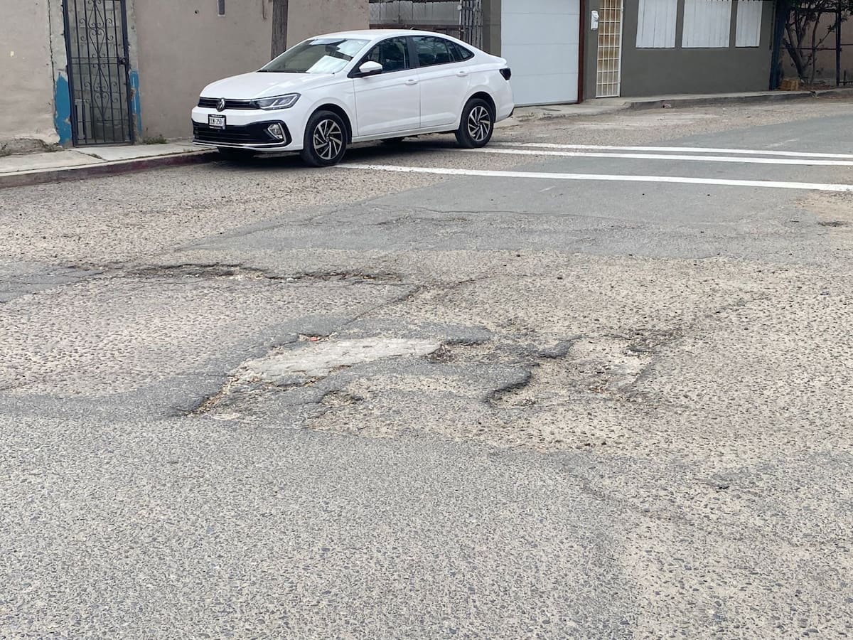 Las afectaciones sobre la avenida De Las Plazas no se limitan a caer en baches, sino también al transitar por topes y “vados”, refieren. Foto: Emmanuel Castañeda