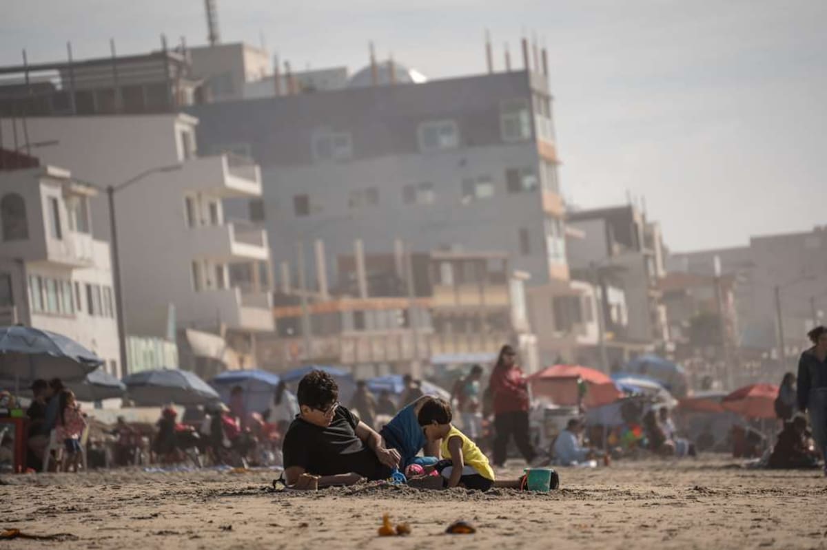 Desde temprano, familias, parejas y grupos de amigos se dieron cita en la franja costera para disfrutar del día libre y el clima favorable. Foto: Border Zoom