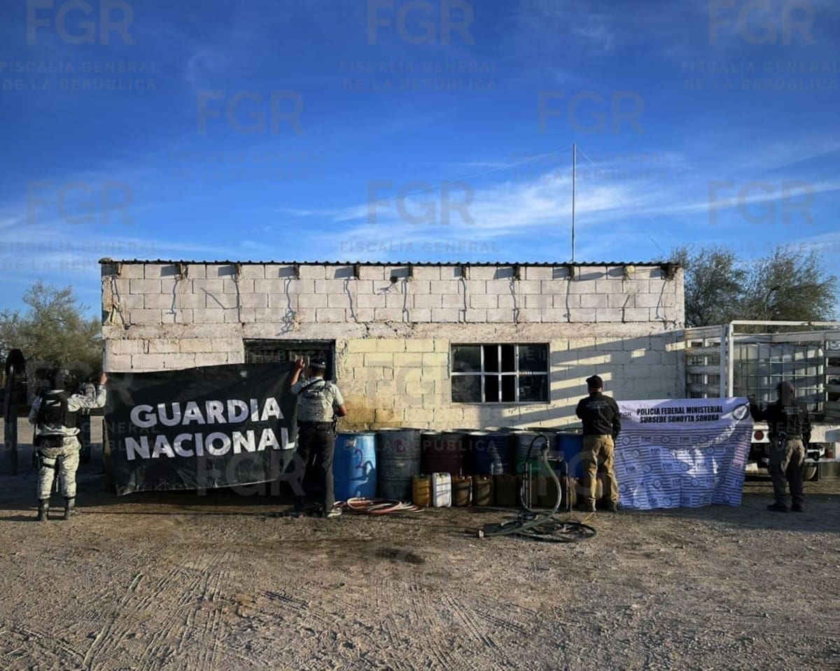 La Fiscalía General de la República (FGR) informó sobre el aseguramiento de aproximadamente 2 mil 20 litros de diésel. | Crédito: FGR