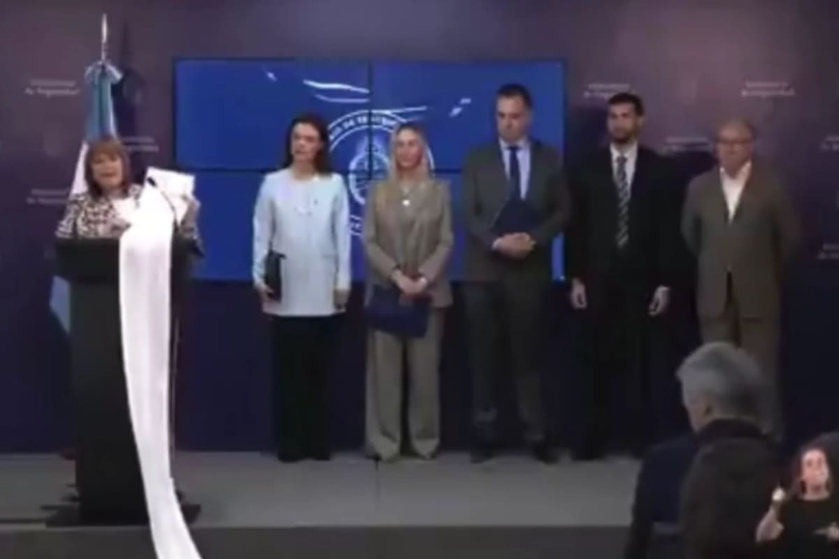 Como meme: La lista de 15 mil nombres por “argentinofobia” que una servidora pública rodó hasta el piso y se volvió viral