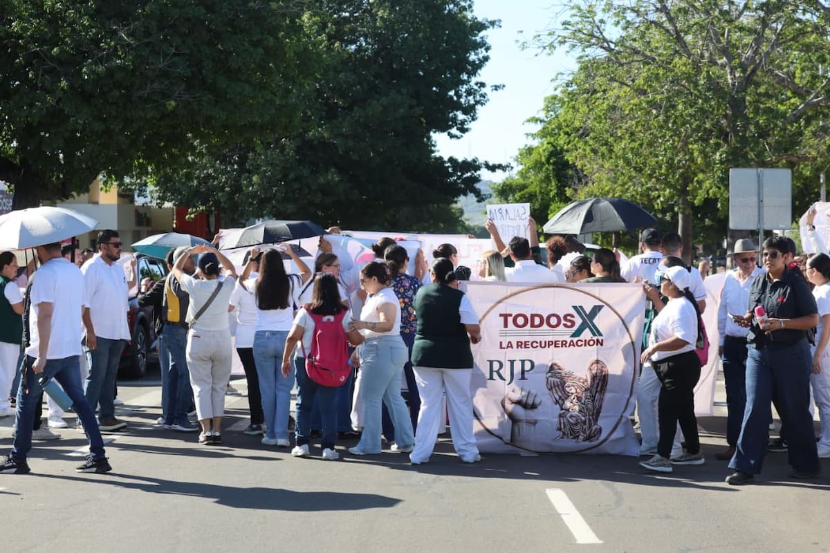 Los manifestantes avanzaron hacia las oficinas sindicales de la calle Israel González, frente al Panteón Yáñez, para exigir mejores condiciones laborales.