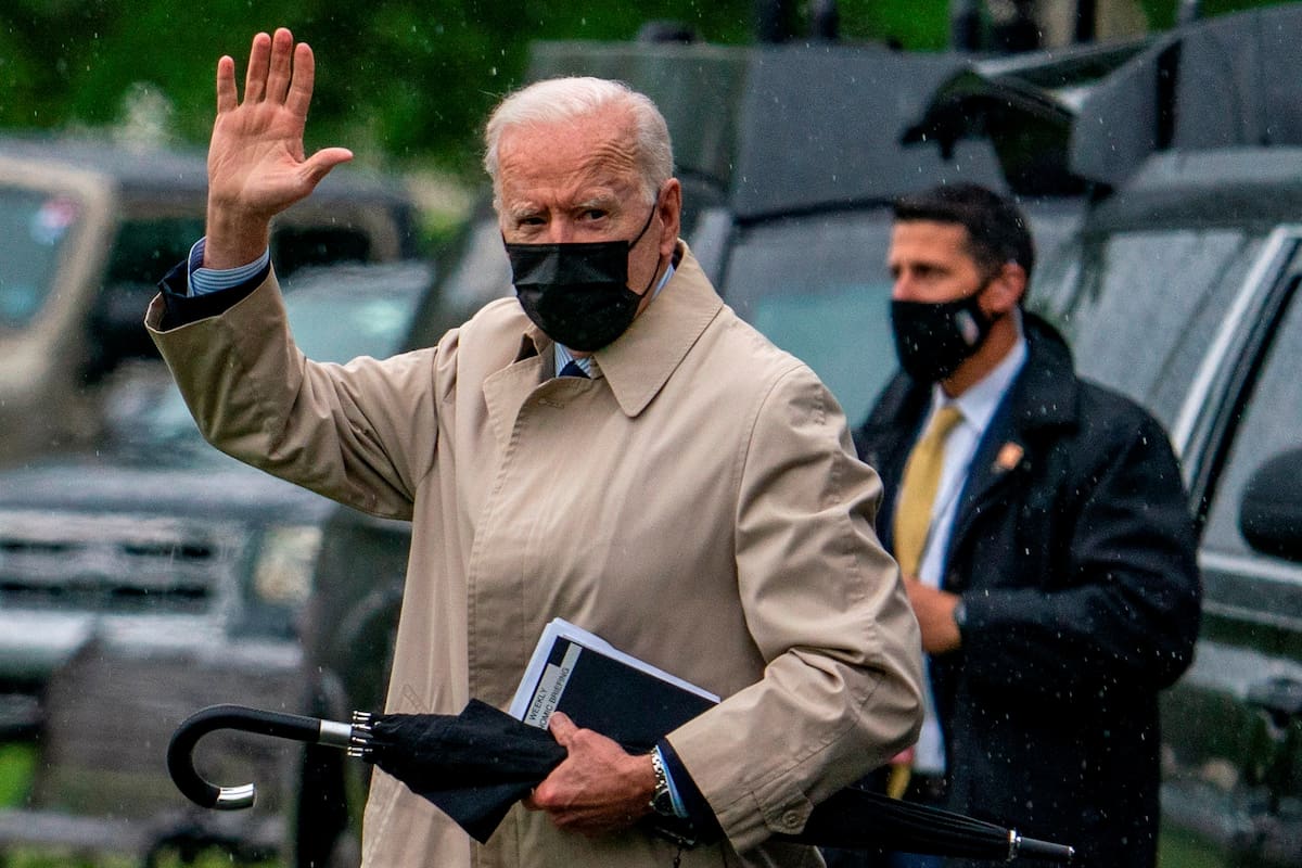 El presidente de Estados Unidos, Joe Biden, camina cerca de la Casa Blanca en Washington (EE.UU.), hoy 7 de mayo de 2021. EFE/EPA/TASOS KATOPODIS/POOL