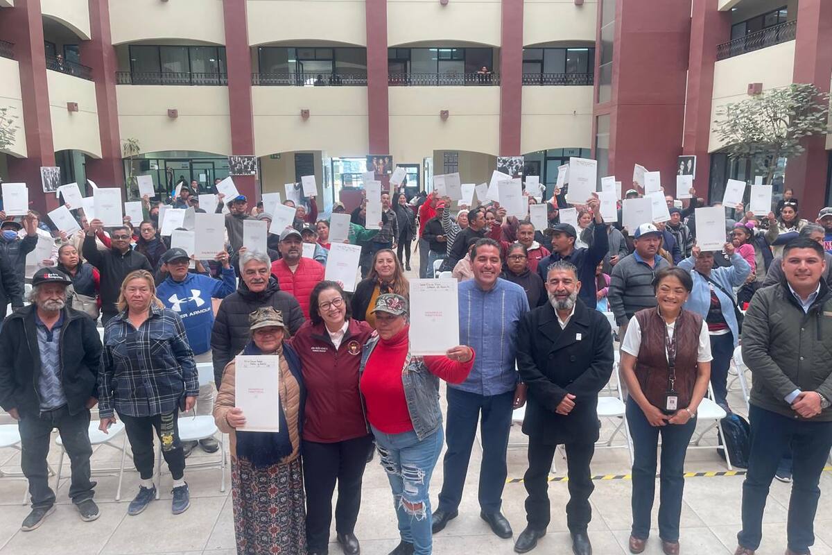 Insus entrega títulos de propiedad a colonos de dos fraccionamientos en Rosarito