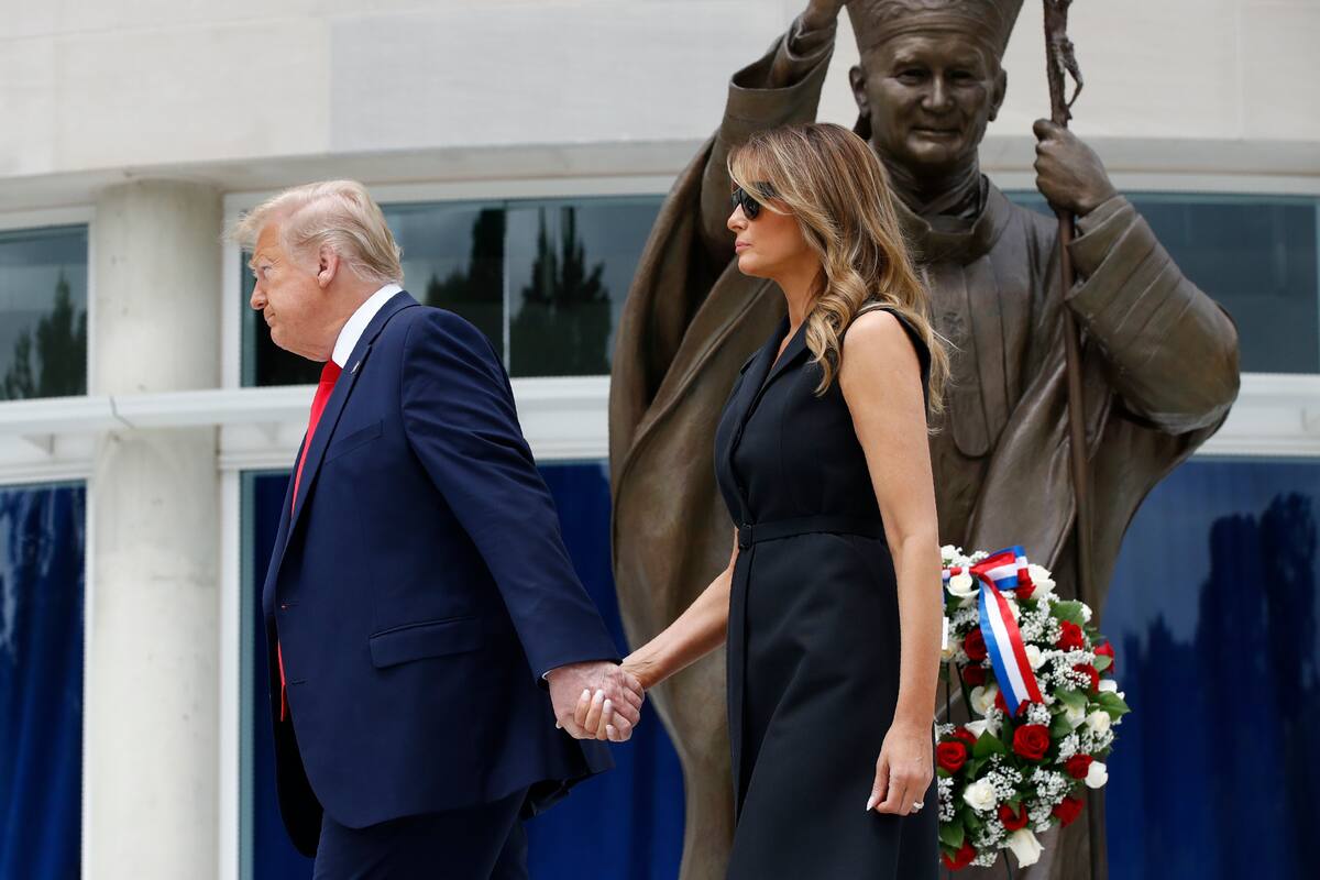 El presidente Donald Trump y la primera dama Melania Trump en un monumento al papa Juan Pablo II en Washington el 2 de junio. (AP Photo/Patrick Semansky)