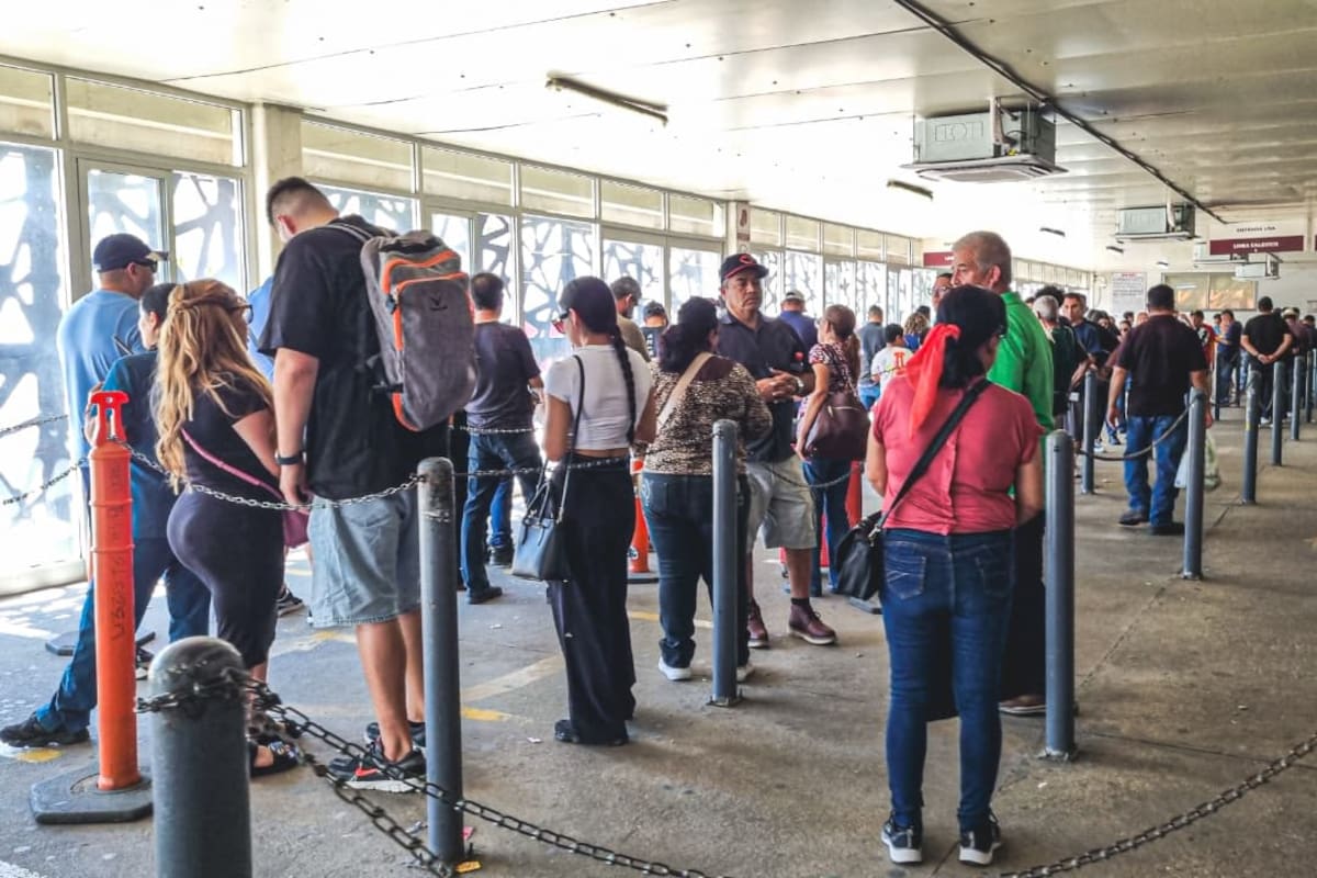 Aprovechan último día para sacar permiso I-94 antes del aumento de precio