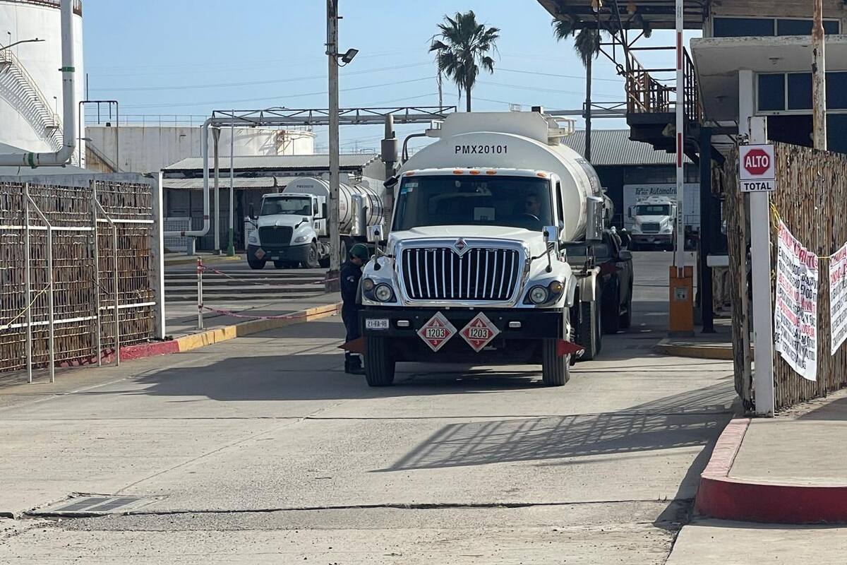 Manifestantes permiten la salida de pipas de planta de Pemex en Rosarito