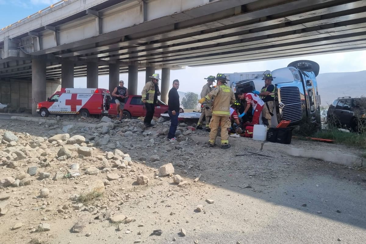 Mueren dos hombres tras volcar dompe y caerles piedras en Tijuana-Tecate
