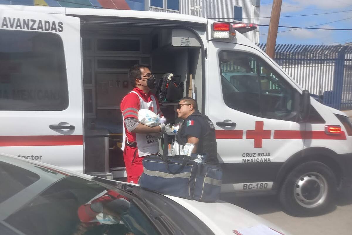 Policías de Tijuana brindan auxilio a recién nacido y su madre