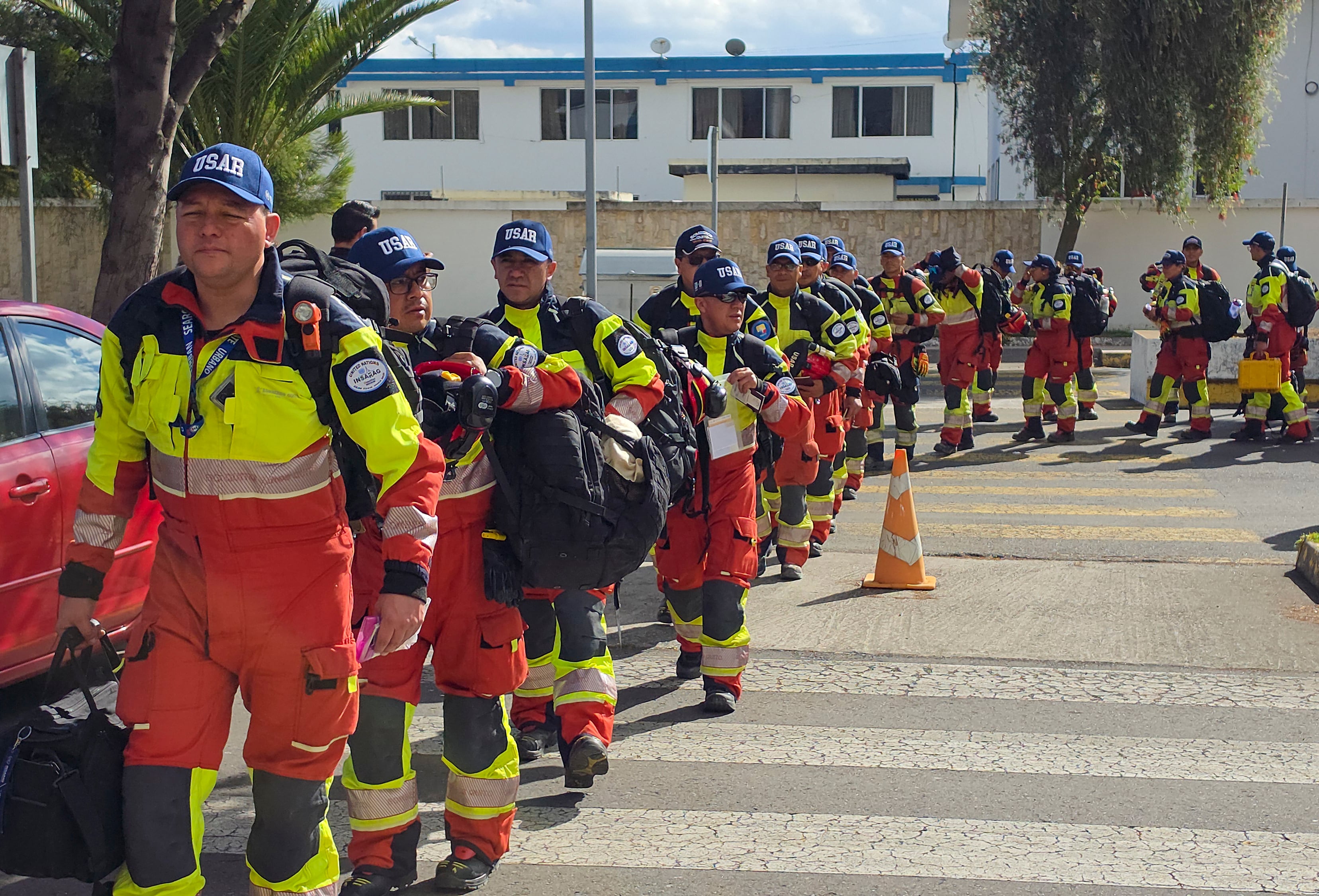 LATACUNGA, 25 junio, 2026 (Xinhua) Integrantes del equipo USAR ECU-01 del Cuerpo de Bomberos del Distrito Metropolitano de Quito, ingresan al Aeropuerto Internacional Cotopaxi con equipos especializados de búsqueda y rescate, previo a partir hacia Venezuela para apoyar las labores de respuesta tras los terremotos registrados en ese país, en Latacunga, en la provincia de Cotopaxi, Ecuador, el 25 de junio de 2026. (Xinhua/Str) (rl) (rtg) (ah)