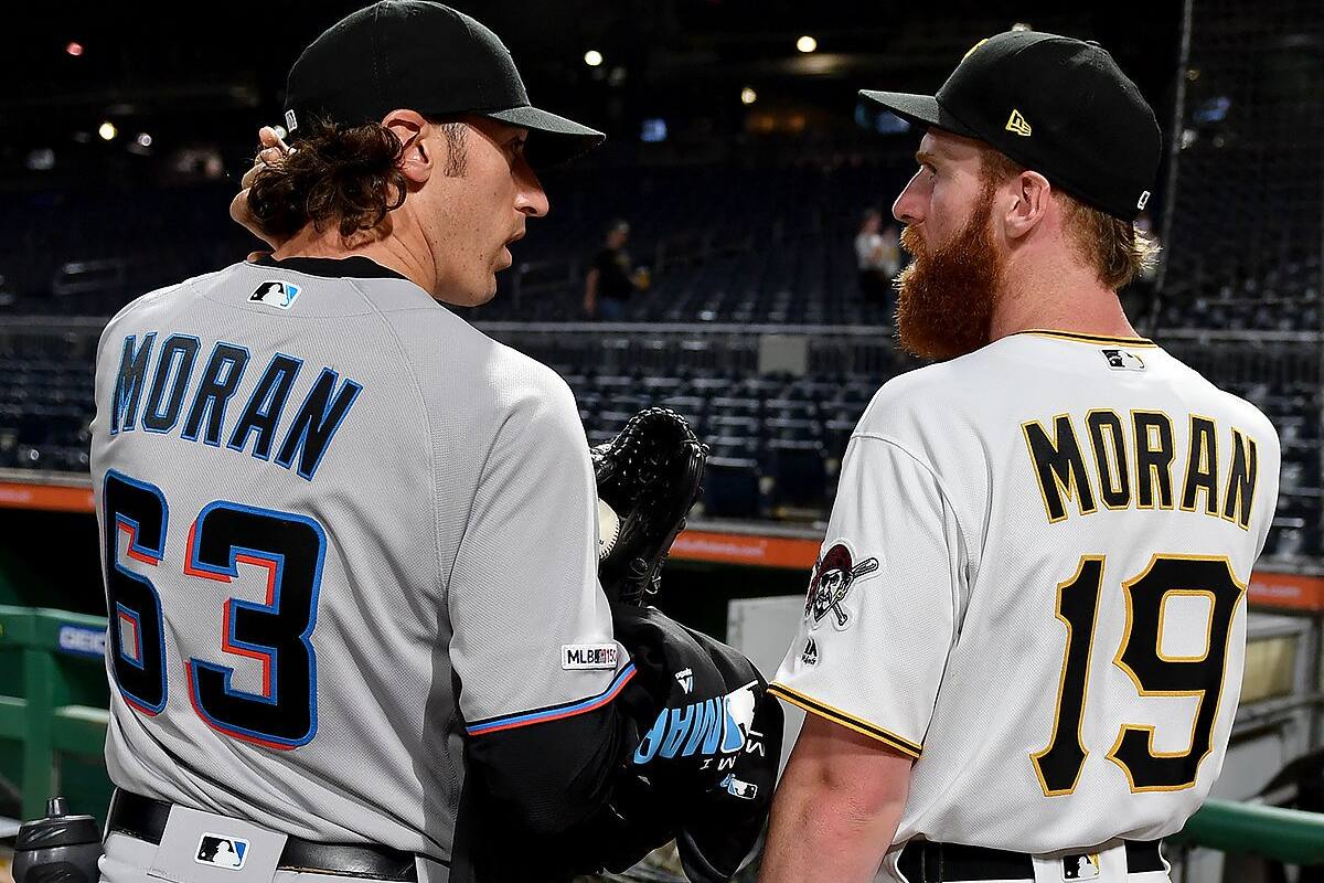 Pitcher debuta en Grandes Ligas con ponche a su hermano menor