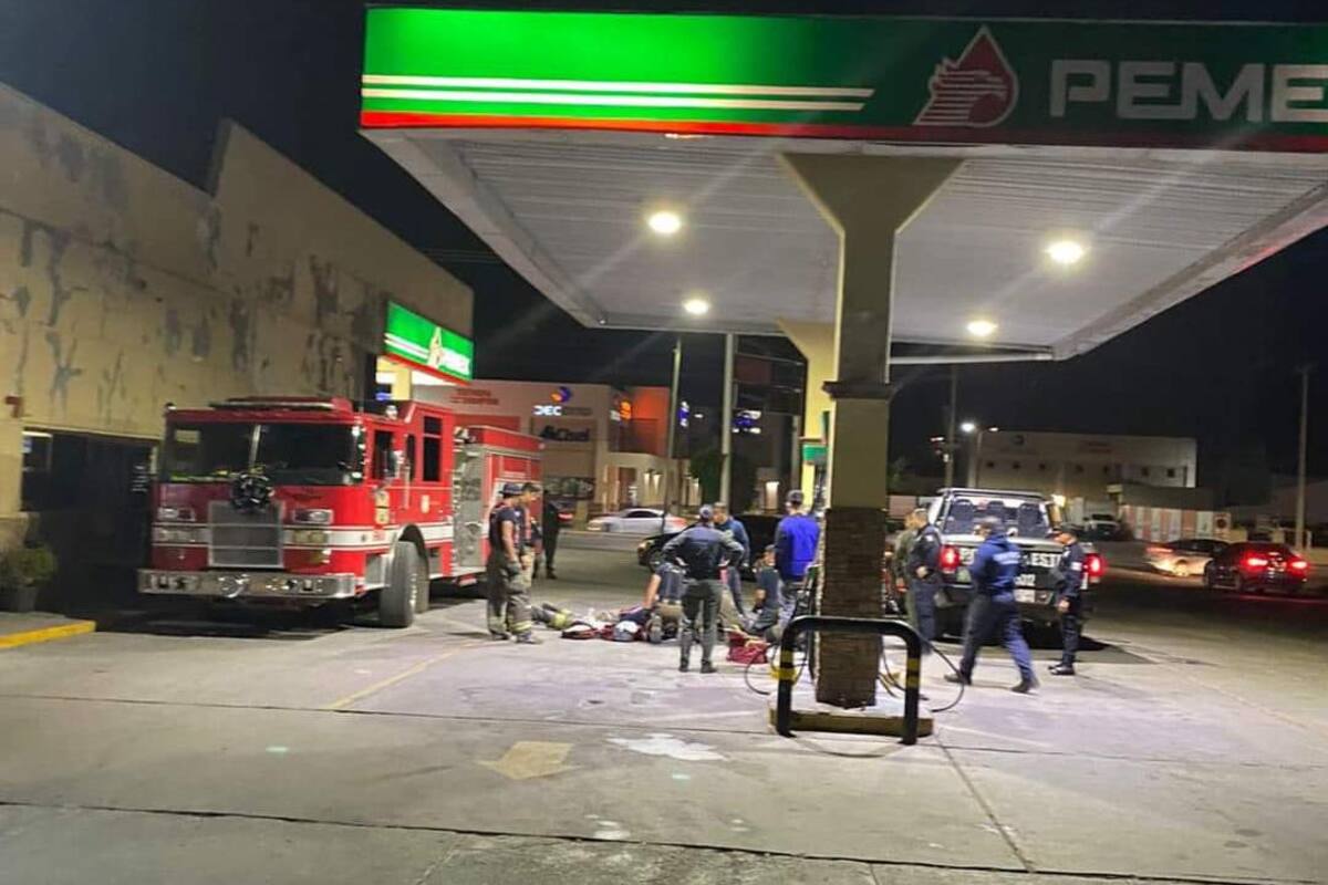 Bomberos de Hermosillo salvan a trabajador de gasolinera tras sufrir paro cardíaco