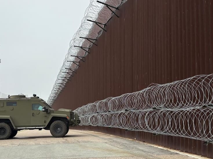 Estados Unidos refuerza la frontera sur con el mayor despliegue de alambre de concertina de su historia para frenar cruces irregulares, con miles de rollos instalados en sectores clave y apoyo directo de fuerzas militares y agencias federales