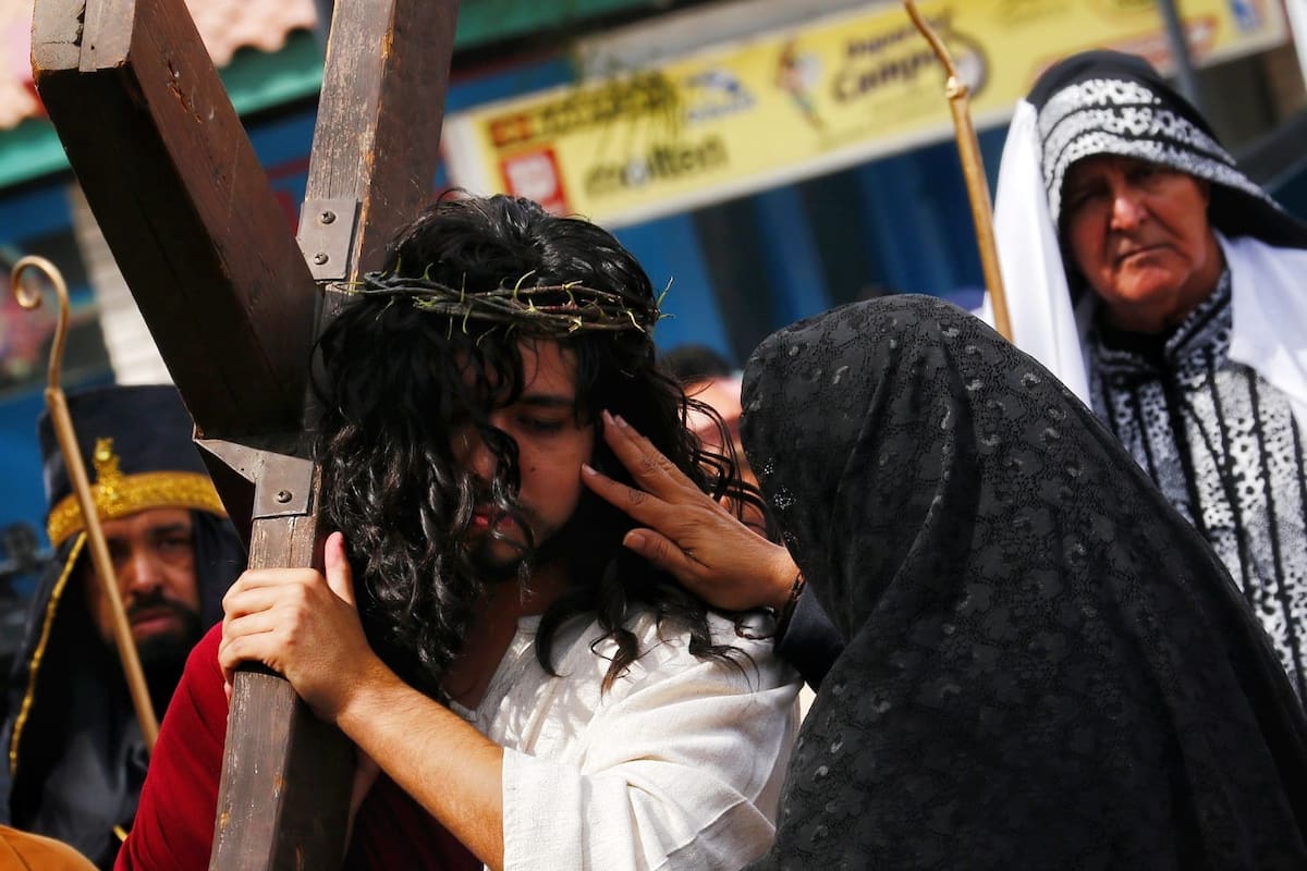 El Viacrucis recorre Mexicali entre fe, silencio y emoción