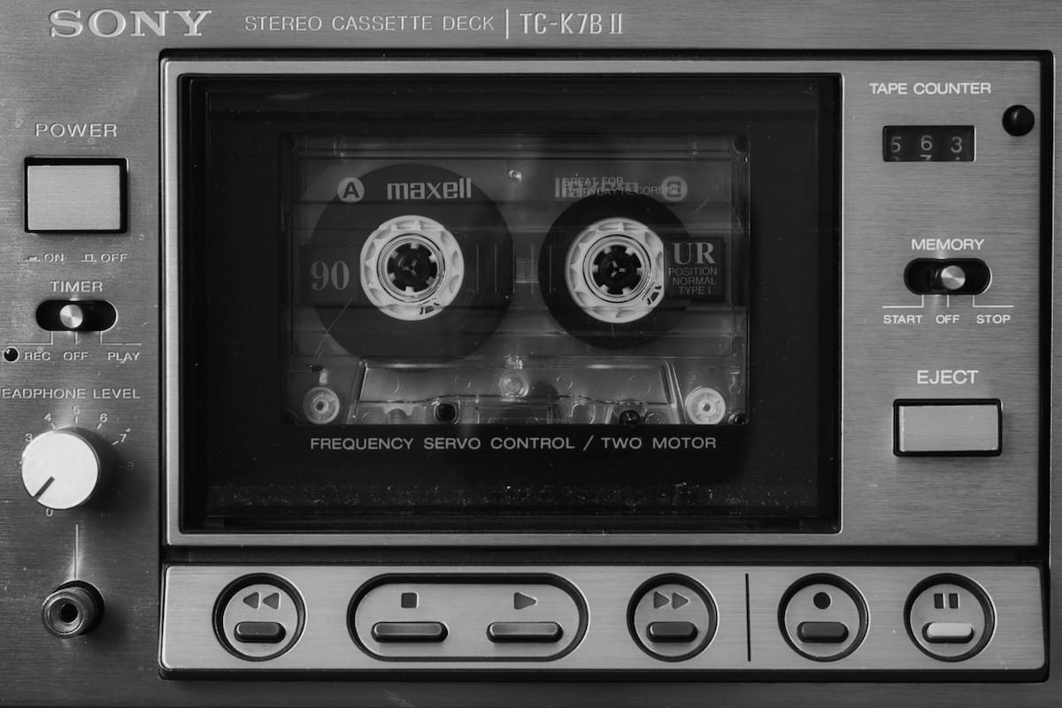 Un casete ofrece una experiencia única para escuchar música, porque obliga a dedicar el tiempo exclusivamente a esto, sin interrupciones como ocurre con los celulares. | Foto: Pexels
