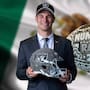¡NFL a la mexicana! Fernando Mendoza, pick 1 del Draft 2026, recibió un balón de arte huichol y así reaccionó la nueva estrella de Raiders