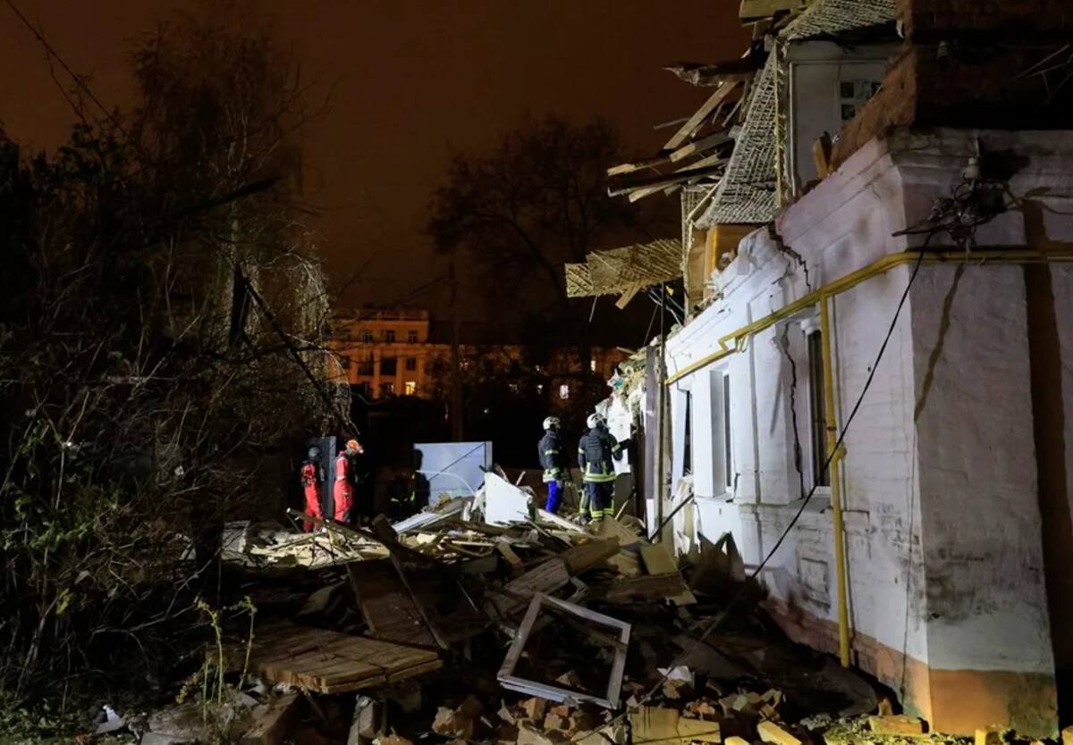 Rescatistas ucranianos trabajan en el lugar de un ataque con misiles rusos en una zona residencial en Jarkov. / EFE-EPA-Sergey Kozlov