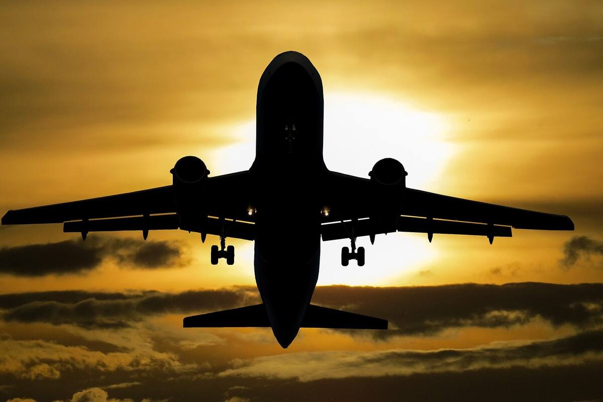 Denuncia que un avión arrojó desechos humanos sobre su casa