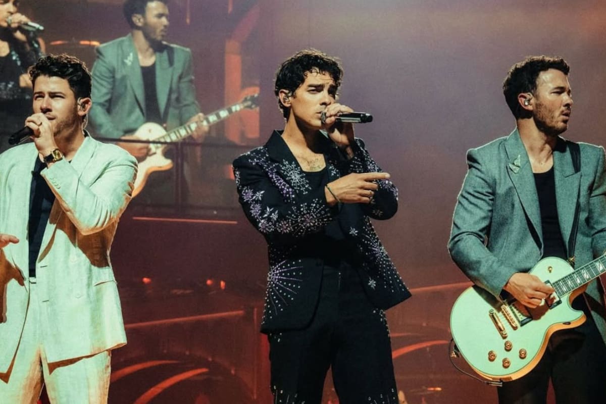 Con jerseys de la Selección Mexicana y referencias a la lucha libre, los Jonas Brothers se presentaron en la CDMX