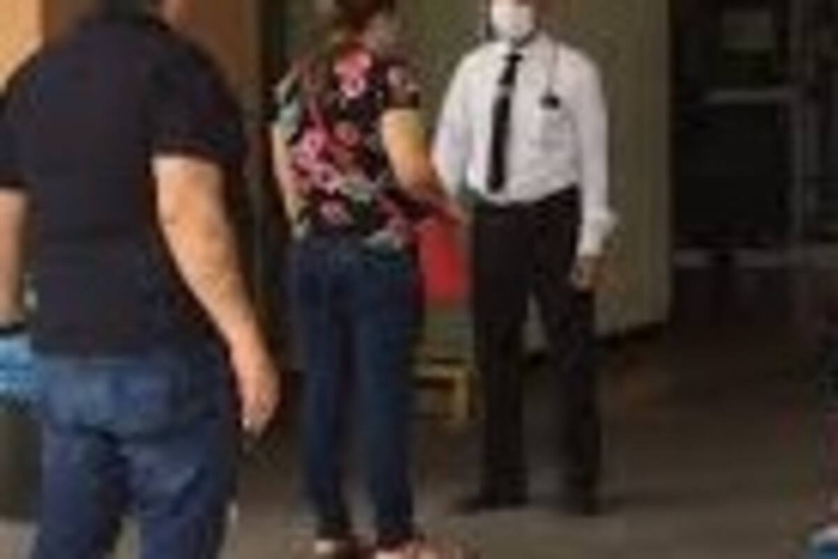 Un trabajador de Costco expulsa a una pareja que se rehusó a portar tapabocas