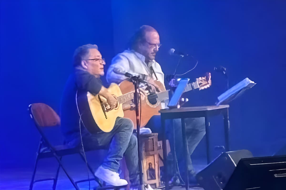 Deleitan Fernando Delgadillo y Alejandro Filio con sus voces y guitarras a hermosillenses