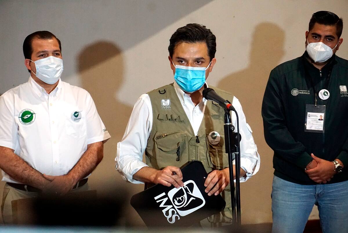 El director general del Instituto Mexicano del Seguro Social Zoé Robledo Aburto (c) habla durante una rueda de prensa en la ciudad de Tapachula, estado de Chiapas (México). EFE/Juan Manuel Blanco