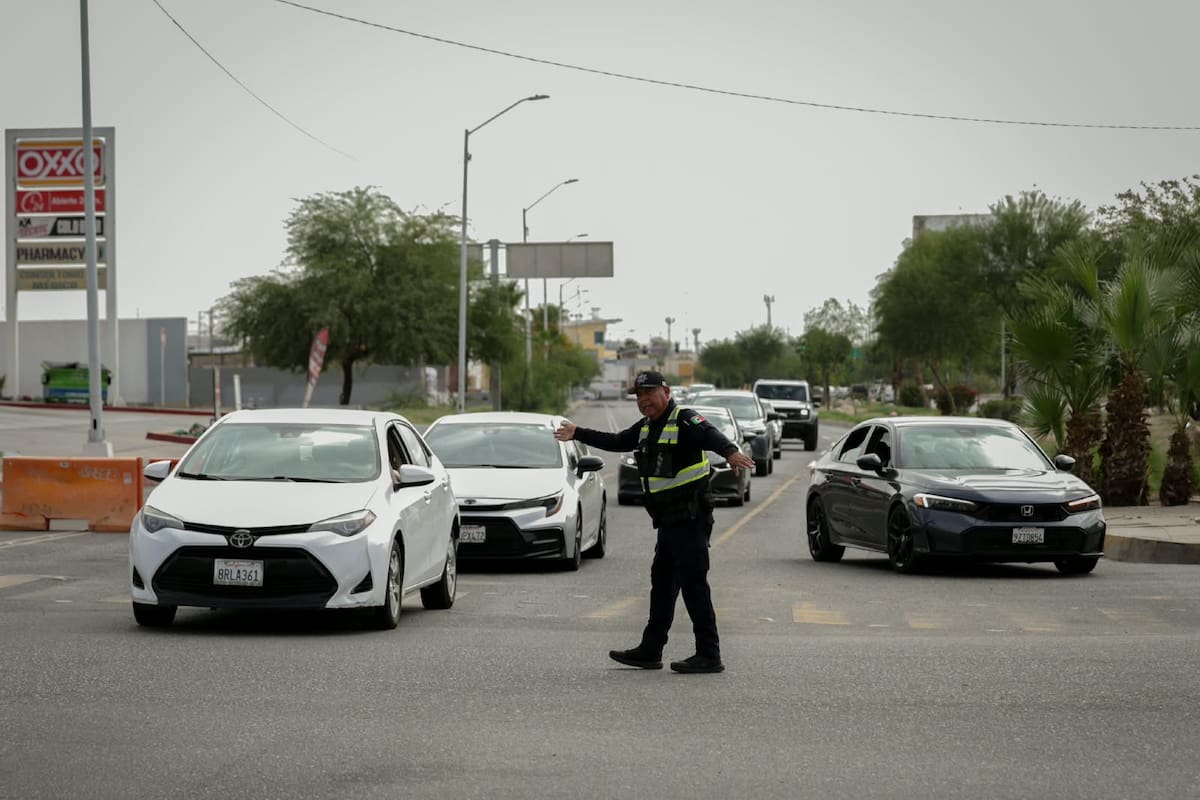 Detienen a conductor tras intentar arrollar a policía en la fila SENTRI de Mexicali